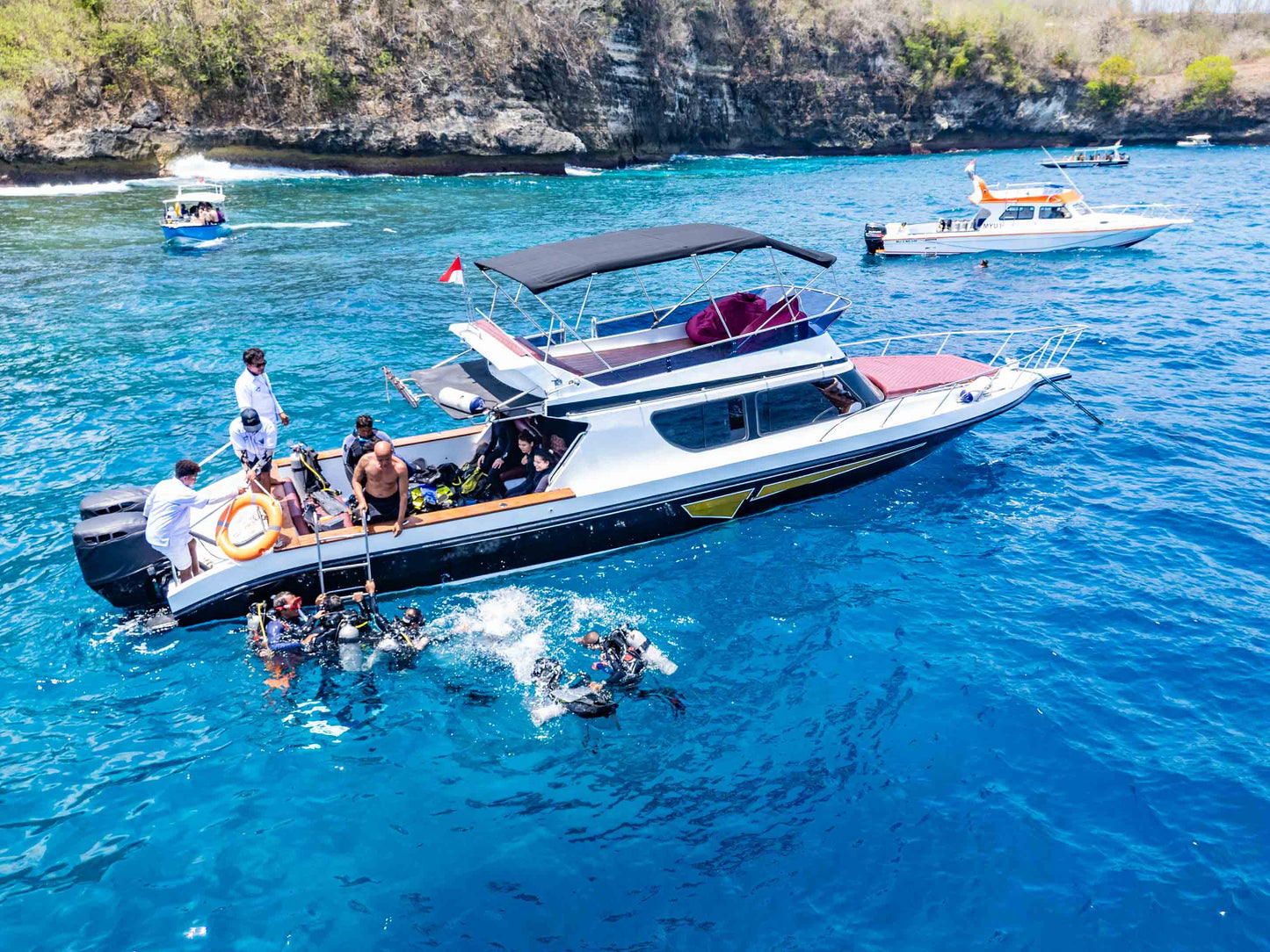 Monohull Queen 12 8H