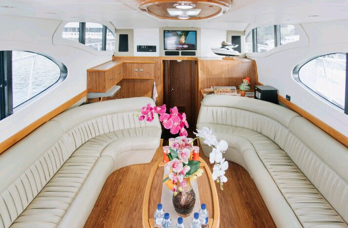 Monohull Queen 55 8H