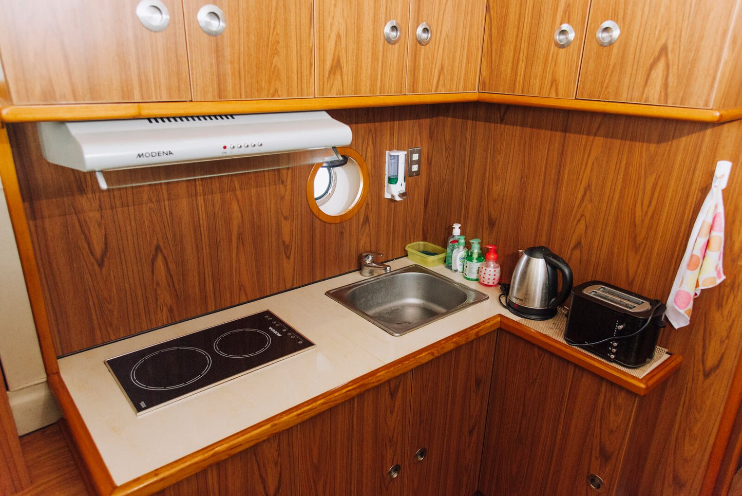 Monohull Queen 55 8H