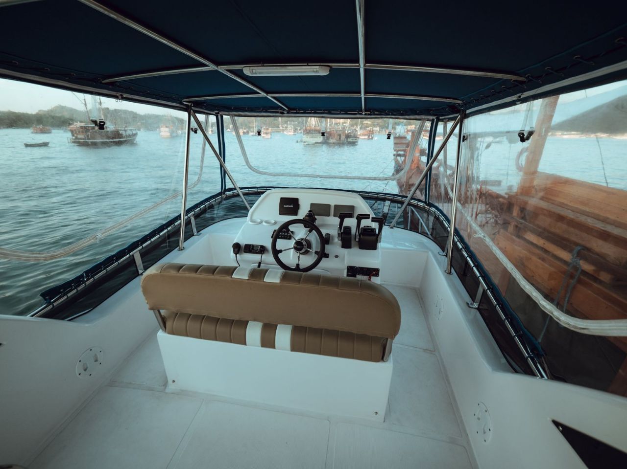 Monohull Aqua-001 8H