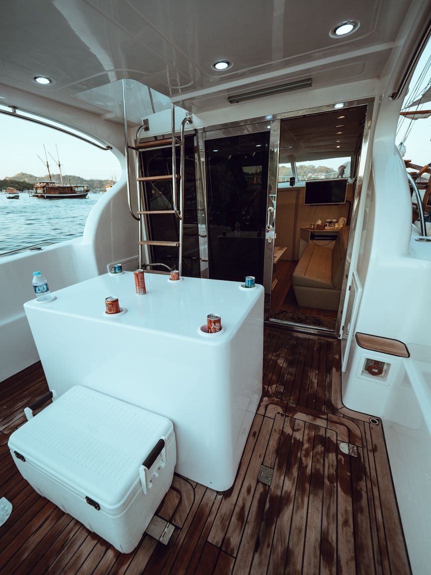 Monohull Aqua-001 8H