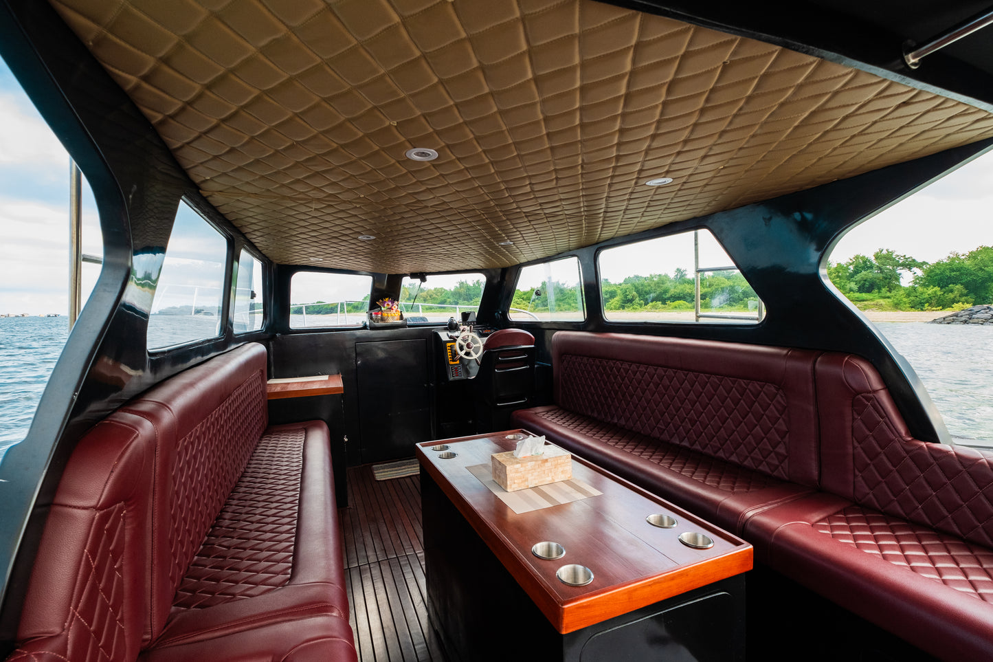 Monohull Queen 10 8H